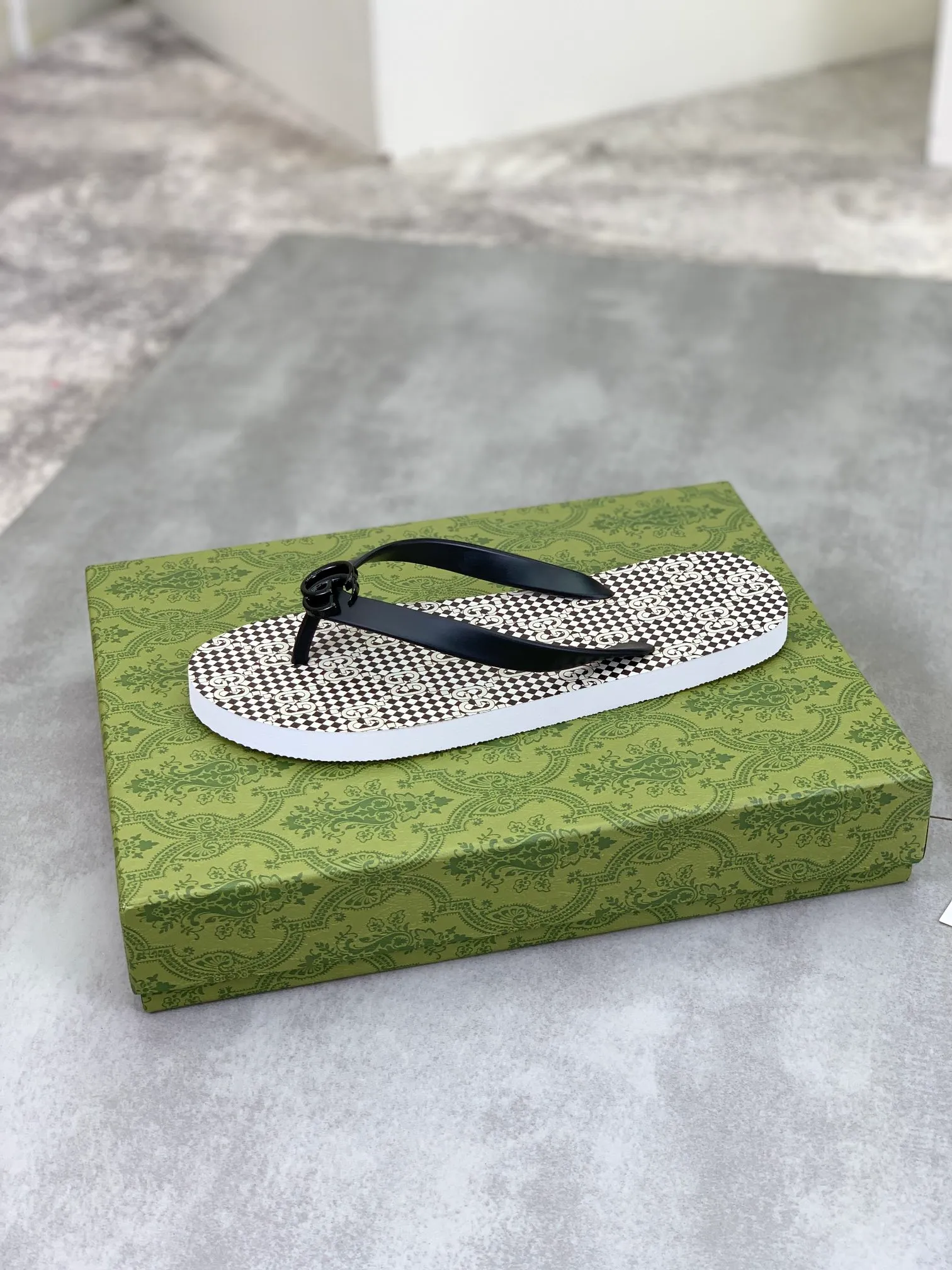 Men's men's shoes 💰P220💰【New style】🆘【GUCCI】Official website's popular Gucci adult couple 🧑‍🤝‍🧑 style, children's flip-flops are on sale at the counter simultaneously! Original fabric imported from Italy. Original bottom provided by the original factory. Size: Adult 36-45. Children’s size: 30-37. Multiple colors available.